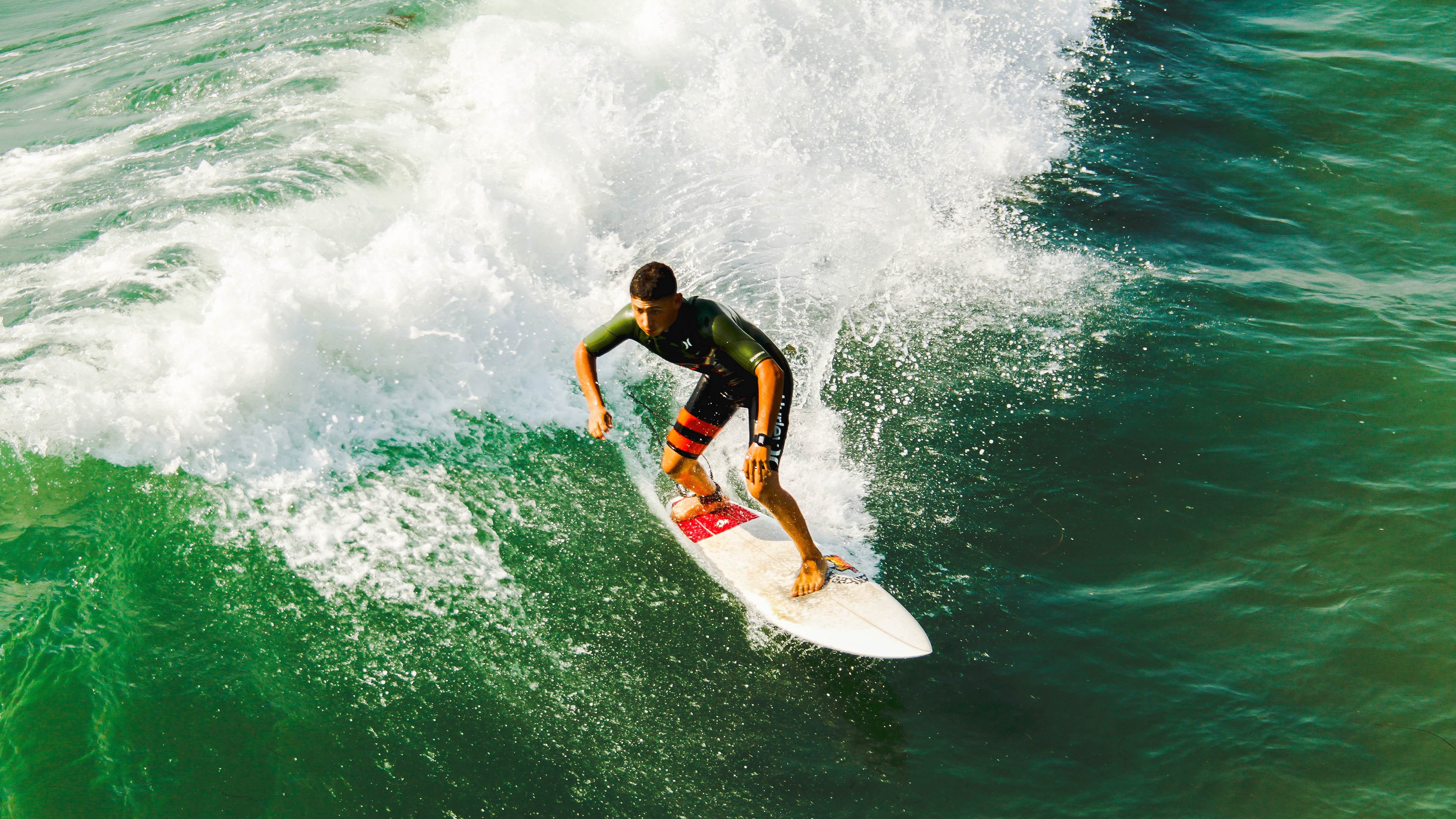 开云在线直播-_极光滑雪大赛：在彩色光辉中驰骋_，滑雪看极光
