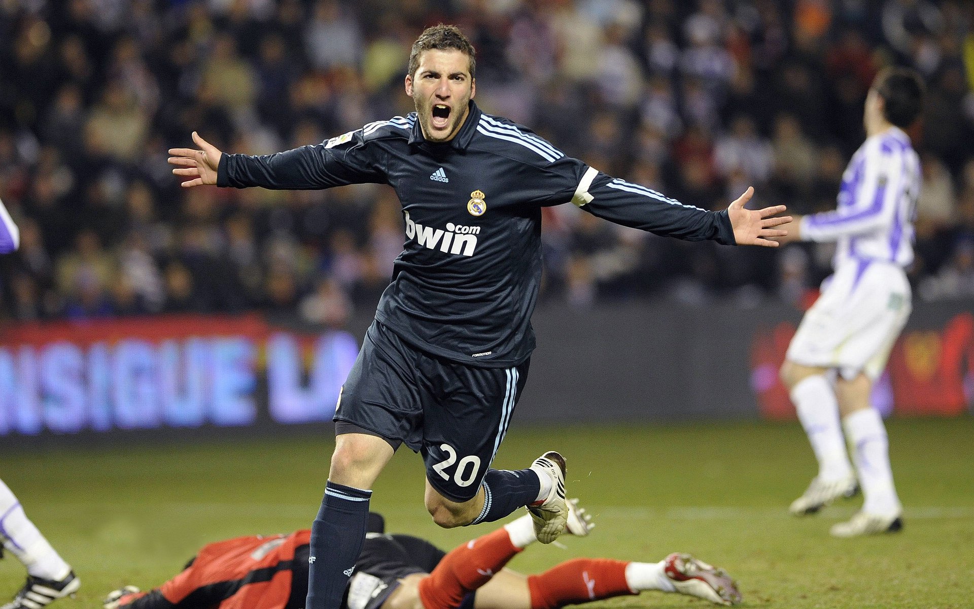 厄普顿取分不易，死守主场不败！，厄普肖一家